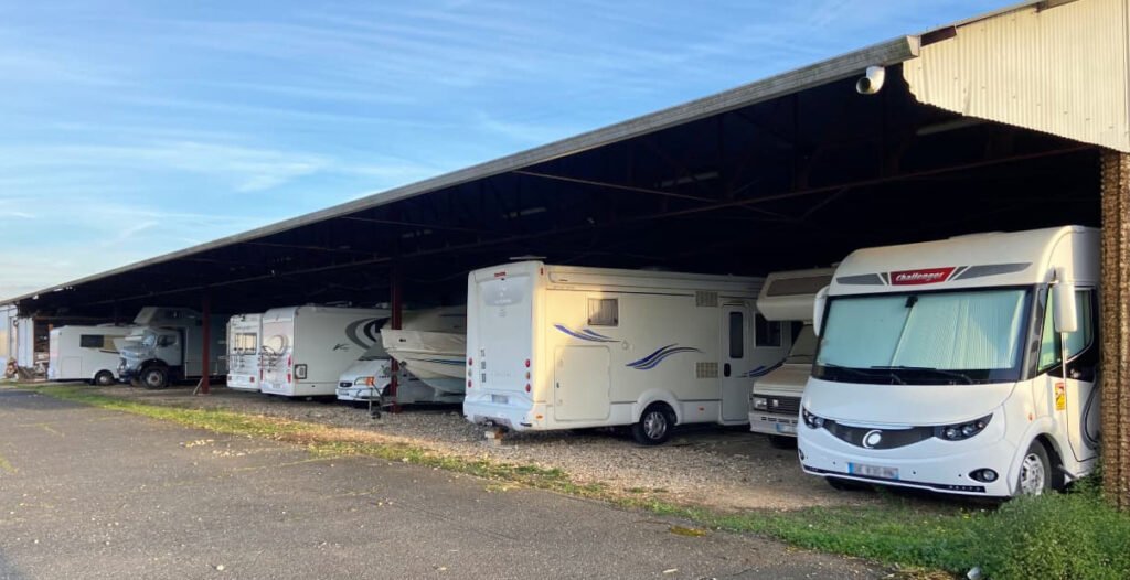 abri-camping-car Abri pour protéger les camping cars pendant la période hivernale